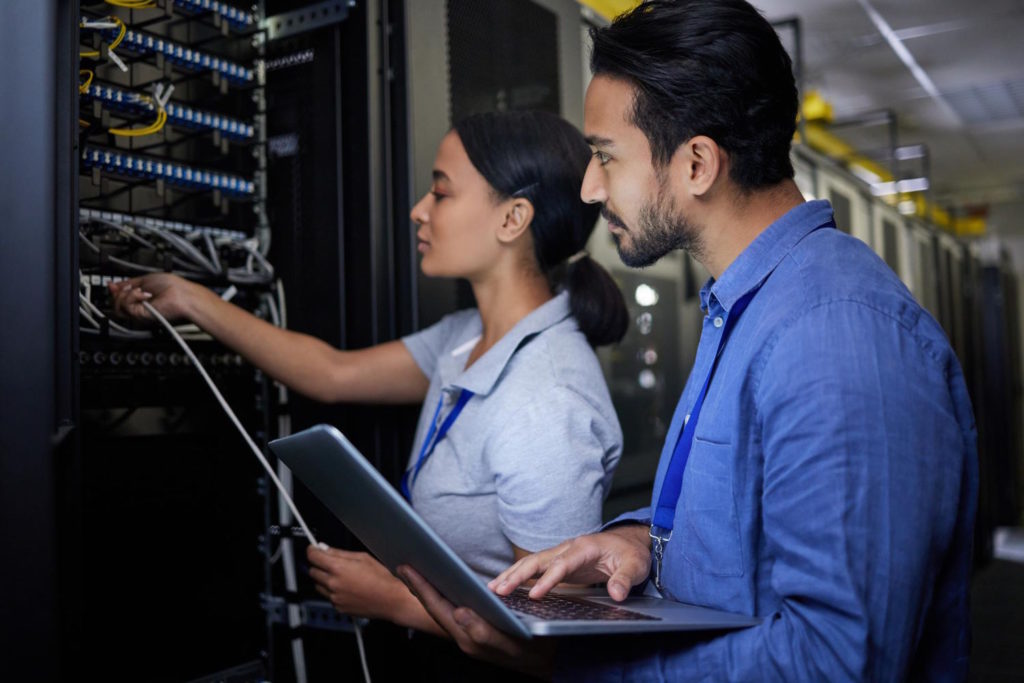 Serwery NAS (Network Attached Storage) to urządzenia służące do przechowywania, udostępniania i zabezpieczania danych w sieci lokalnej lub zdalnej
