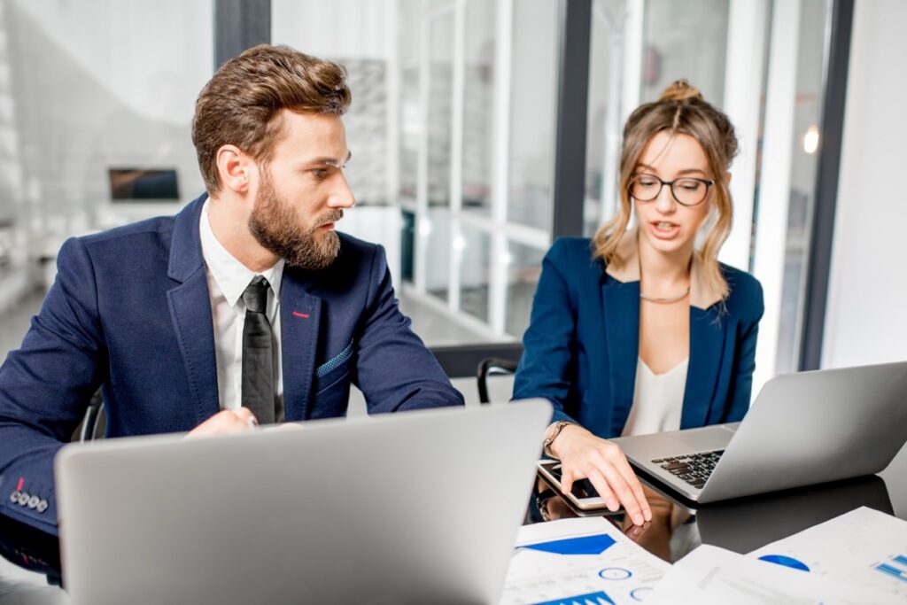 Granica między wydajnością a mobilnością coraz częściej się zaciera – profesjonaliści potrzebują laptopów, które bez trudu sprostają obu tym wymaganiom