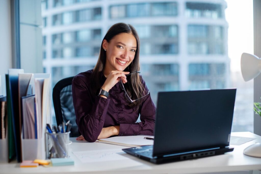 Rozpoczęcie własnej działalności to moment, w którym wiele decyzji przestaje być czysto technicznych, a zaczyna dotykać codzienności – tej zawodowej i tej osobistej
