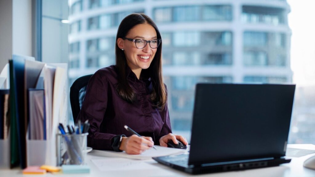 Rozpoczęcie własnej działalności to moment, w którym wiele decyzji przestaje być czysto technicznych, a zaczyna dotykać codzienności – tej zawodowej i tej osobistej