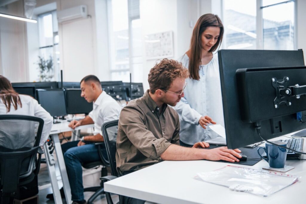 Rynek komputerów profesjonalnych rządzi się innymi zasadami niż segment konsumencki, ponieważ kluczowe znaczenie mają niezawodność i możliwość stopniowej rozbudowy