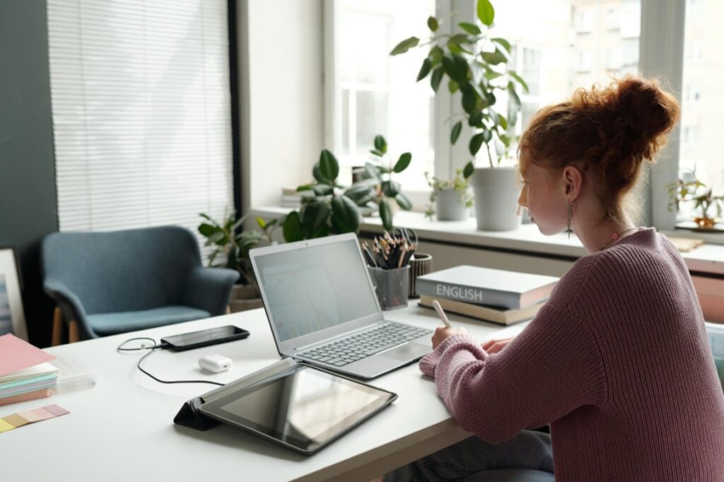 Konstrukcja urządzenia pozostaje zgodna z linią ThinkPad i jest przygotowana do intensywnej eksploatacji. W tej konfiguracji laptop sprawdzi się w środowiskach, w których liczy się niezawodność, bezpieczeństwo i możliwość pracy w ruchu