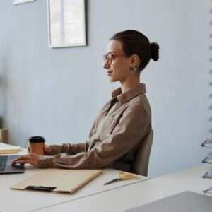 Konstrukcja urządzenia pozostaje zgodna z linią ThinkPad i jest przygotowana do intensywnej eksploatacji. W tej konfiguracji laptop sprawdzi się w środowiskach, w których liczy się niezawodność, bezpieczeństwo i możliwość pracy w ruchu