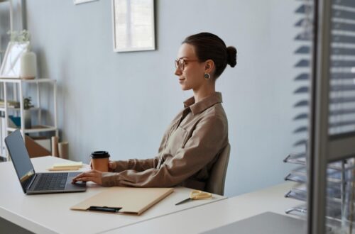 Konstrukcja urządzenia pozostaje zgodna z linią ThinkPad i jest przygotowana do intensywnej eksploatacji. W tej konfiguracji laptop sprawdzi się w środowiskach, w których liczy się niezawodność, bezpieczeństwo i możliwość pracy w ruchu